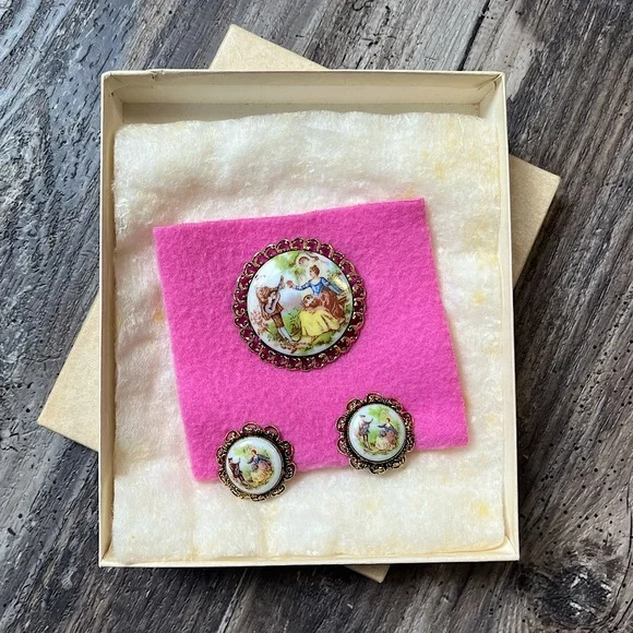 Vintage "La Reine" Limoges France Courtship Brooch and Earrings Set Porcelain - Picture 3 of 6